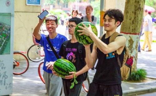 南昌大学免费吃瓜,免费瓜果共享，甜蜜滋味人人有份